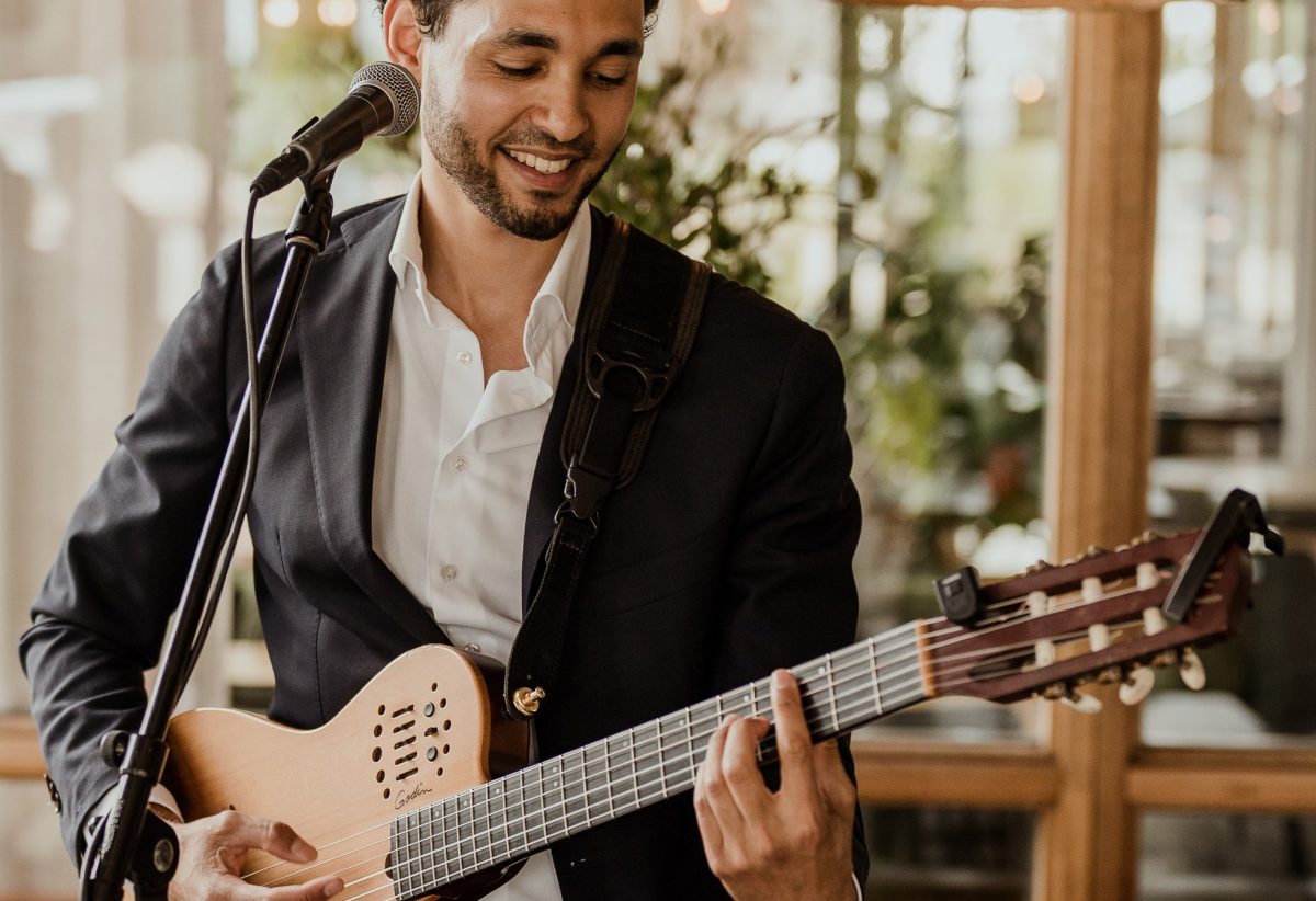 Livemuziek op een bruiloft in Utrecht door zanger en gitarist Khalil