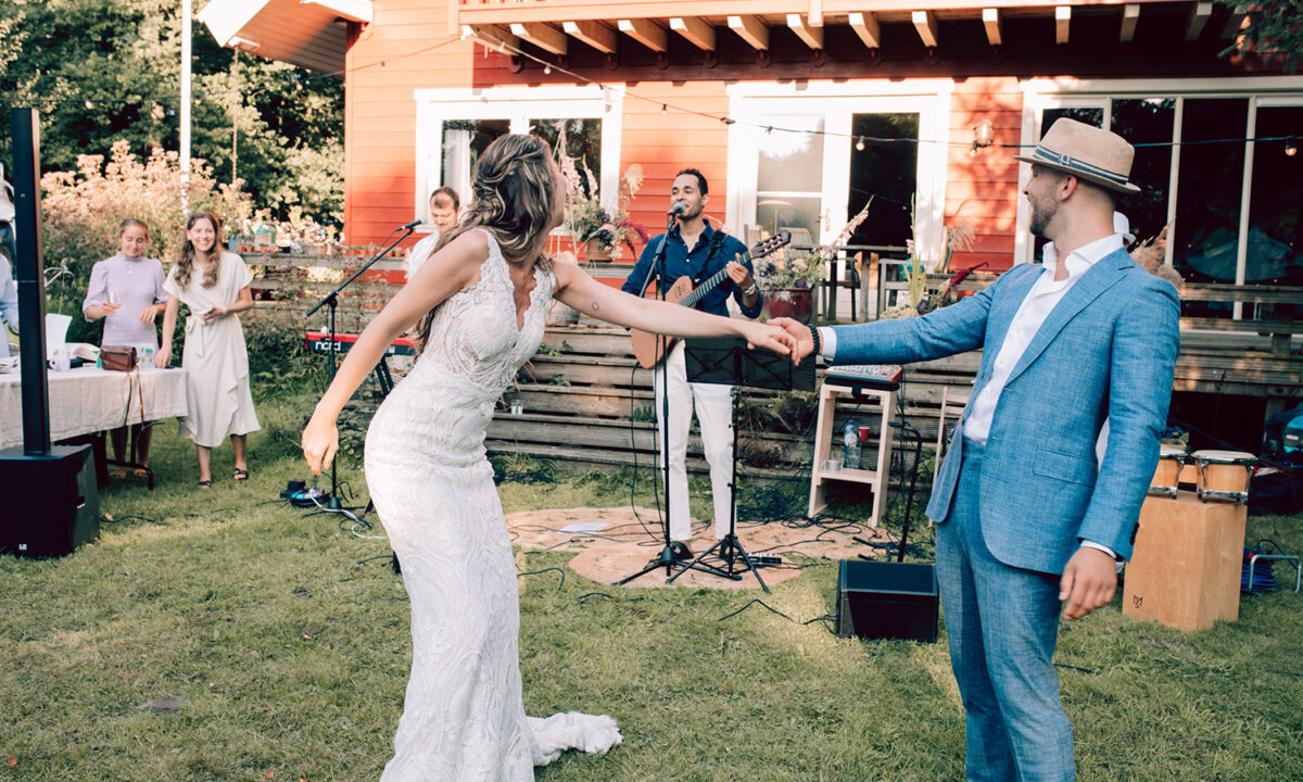 Bruidspaar hand in hand aan het dansen na entree op muziek