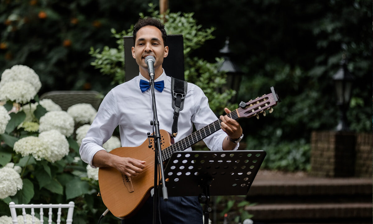 Khalil zingt Nederlands nummer met gitaar in tuin van Kasteel Kerckebosch