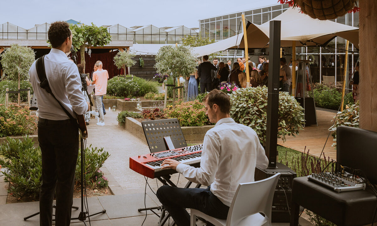 Livemuziek Huwelijksjubileum door pianist Marcel en zanger Khalil in tuin