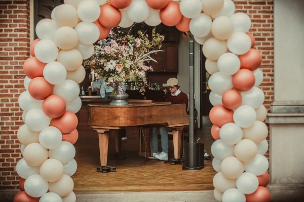 Tom zit achter piano en zingt tijdens een bruiloft