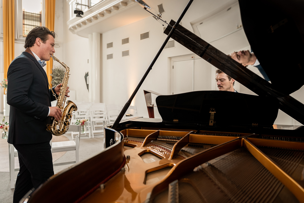 Saxofonist en Pianist spelen samen in Singelzaal
