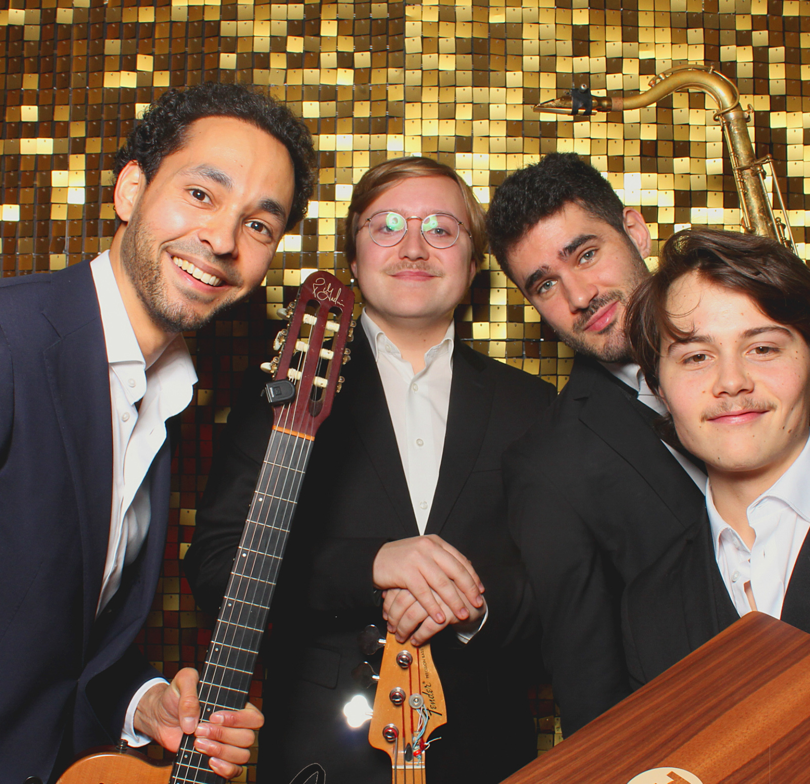 Khalil met bassist Abel, saxofonist Nacho en percussionist Lucas op foto voor gouden scherm