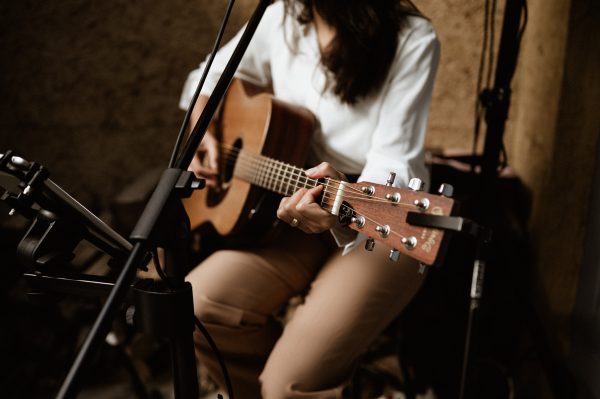 Singersongwriter speelt tijdens bedrijfsreceptie