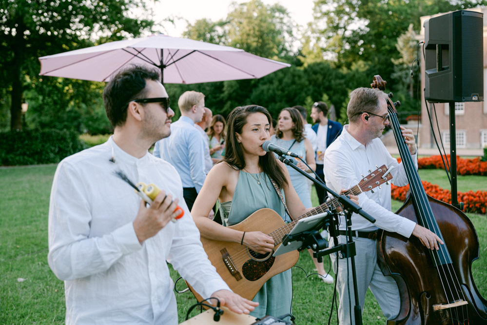 Butet met haar band spelen tijdens de receptie van een bruiloft.