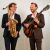 Gitarist Wouter en Saxofonist Iman poseren met instrument.
