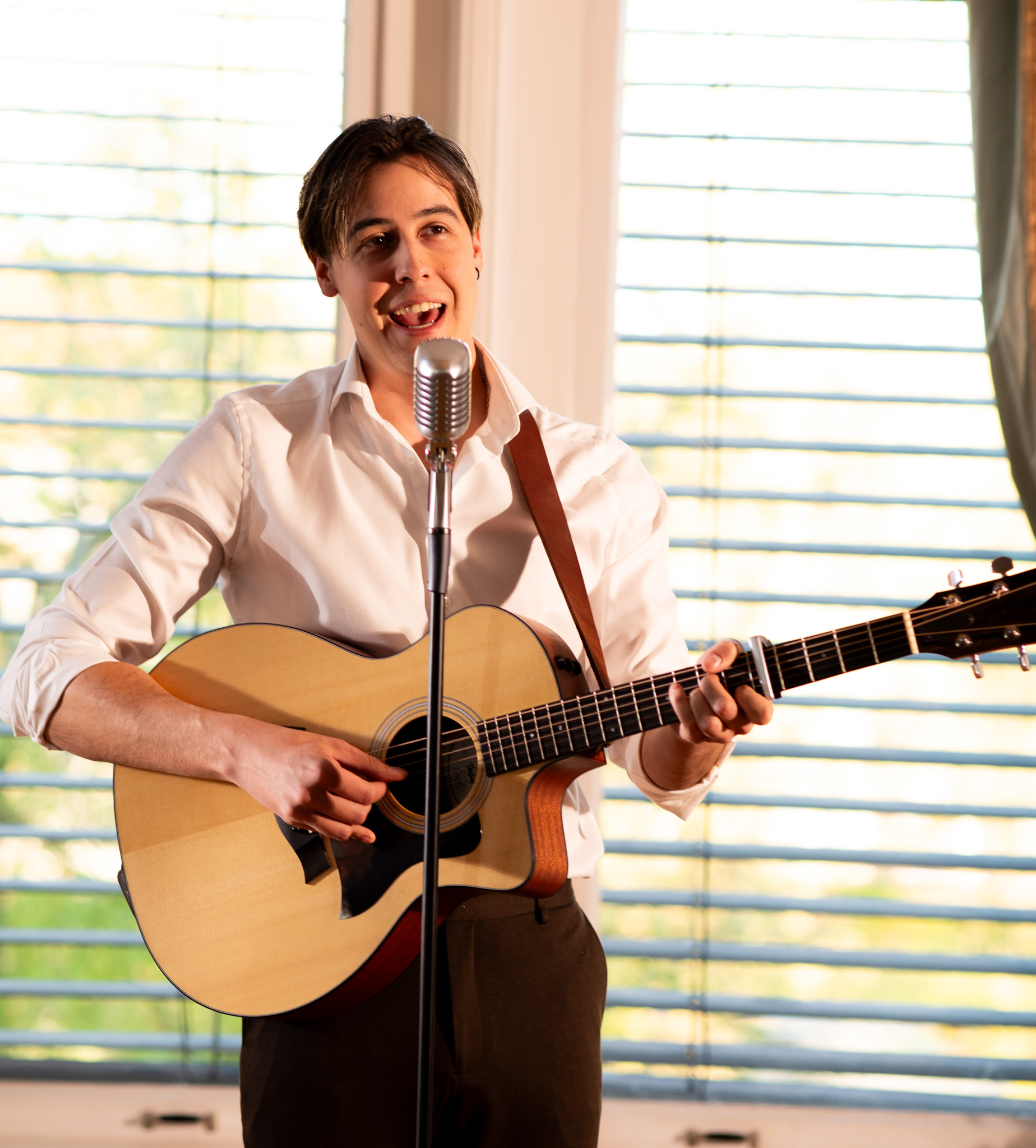 Robin Storm met zijn Taylor gitaar