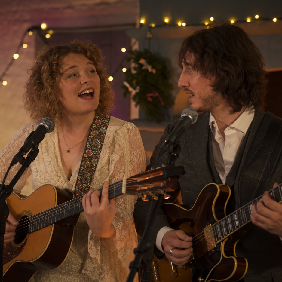 Kerstduo Nina & Tygo treden op voor een open haard